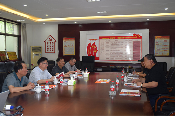 臨汾市市場監(jiān)督管理局局長、非公企業(yè)黨委書記張東紅<br>在科海集團調(diào)研非公黨建工作